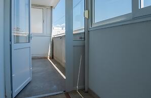 Spacious apt few min Walk to old Town and Beach