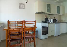 Spacious apt few min Walk to old Town and Beach