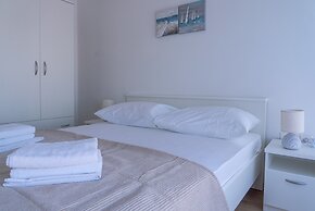 Spacious apt few min Walk to old Town and Beach