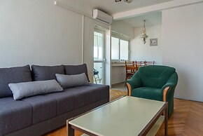 Spacious apt few min Walk to old Town and Beach