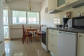 Spacious apt few min Walk to old Town and Beach