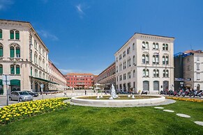 Spacious apt few min Walk to old Town and Beach