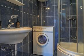 Spacious apt few min Walk to old Town and Beach