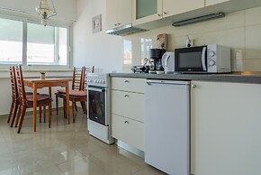 Spacious apt few min Walk to old Town and Beach