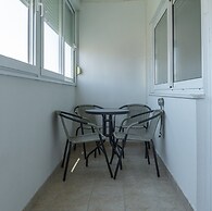 Spacious apt few min Walk to old Town and Beach