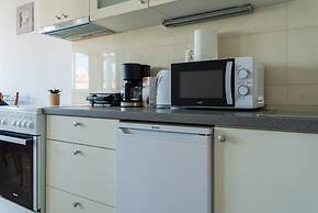 Spacious apt few min Walk to old Town and Beach