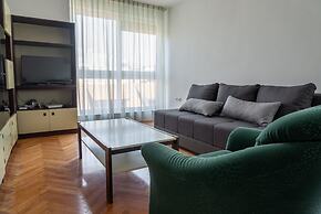 Spacious apt few min Walk to old Town and Beach