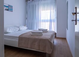 Spacious apt few min Walk to old Town and Beach