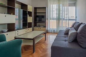 Spacious apt few min Walk to old Town and Beach