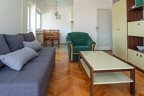 Spacious apt few min Walk to old Town and Beach