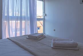 Spacious apt few min Walk to old Town and Beach