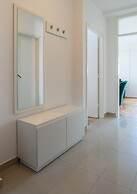 Spacious apt few min Walk to old Town and Beach