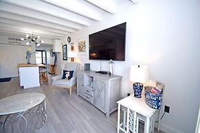 Jada 2b 1 Bedroom Condo by RedAwning