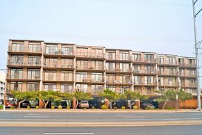 Jada 2b 1 Bedroom Condo by RedAwning