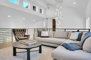 Sun Ridge Retreat 5 Bedroom Home by RedAwning