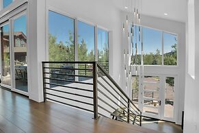 Sun Ridge Retreat 5 Bedroom Home by RedAwning