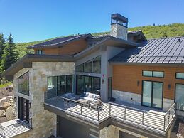 Sun Ridge Retreat 5 Bedroom Home by RedAwning