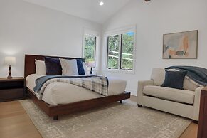 Sun Ridge Retreat 5 Bedroom Home by RedAwning