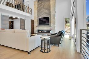 Sun Ridge Retreat 5 Bedroom Home by RedAwning