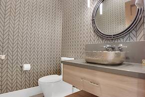 Sun Ridge Retreat 5 Bedroom Home by RedAwning