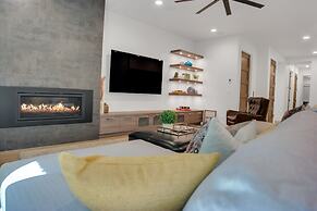 Sun Ridge Retreat 5 Bedroom Home by RedAwning