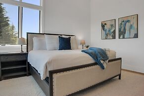 Sun Ridge Retreat 5 Bedroom Home by RedAwning