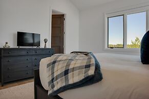 Sun Ridge Retreat 5 Bedroom Home by RedAwning