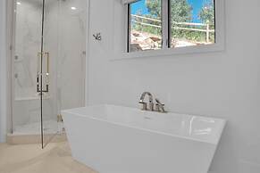 Sun Ridge Retreat 5 Bedroom Home by RedAwning