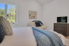 Sun Ridge Retreat 5 Bedroom Home by RedAwning