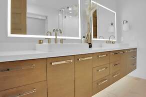 Sun Ridge Retreat 5 Bedroom Home by RedAwning