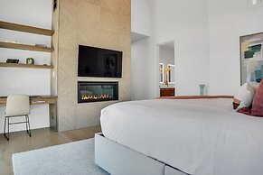 Sun Ridge Retreat 5 Bedroom Home by RedAwning