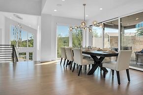 Sun Ridge Retreat 5 Bedroom Home by RedAwning