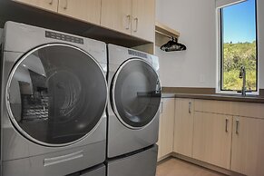 Sun Ridge Retreat 5 Bedroom Home by RedAwning