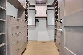 Sun Ridge Retreat 5 Bedroom Home by RedAwning