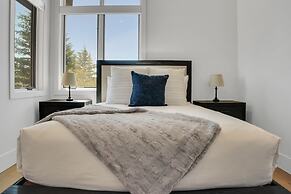 Sun Ridge Retreat 5 Bedroom Home by RedAwning