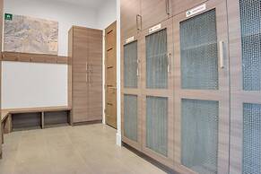 Sun Ridge Retreat 5 Bedroom Home by RedAwning