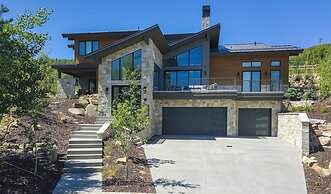 Sun Ridge Retreat 5 Bedroom Home by RedAwning