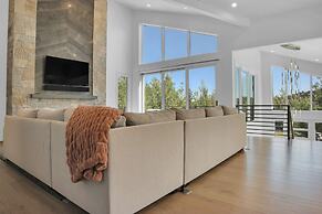 Sun Ridge Retreat 5 Bedroom Home by RedAwning