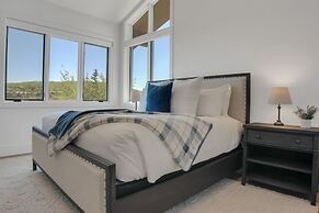 Sun Ridge Retreat 5 Bedroom Home by RedAwning