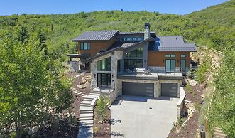 Sun Ridge Retreat 5 Bedroom Home by RedAwning