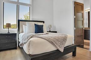 Sun Ridge Retreat 5 Bedroom Home by RedAwning