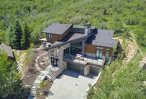 Sun Ridge Retreat 5 Bedroom Home by RedAwning