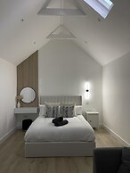 The Lodge Hideaway - Studio Style, Simple Luxury