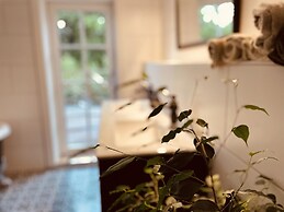 Tent Delhi, a b&b in a Luxury Glamping Style