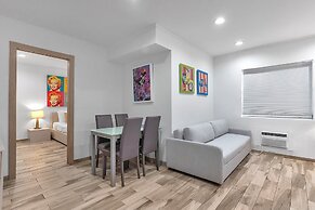 Deco South Of Fifth Beach Access