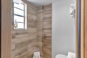 Deco South Of Fifth Beach Access