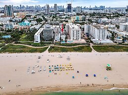 Deco South Of Fifth Beach Access