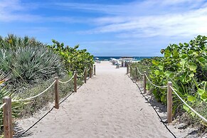 Deco South Of Fifth Beach Access
