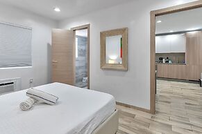 Deco South Of Fifth Beach Access