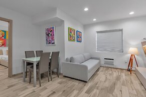 Deco South Of Fifth Beach Access